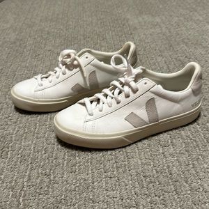 Barely Worn Veja Campo Sneaker in Extra White / Natural Suede Sz 39 / 8